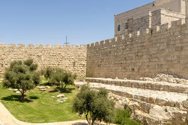 As muralhas e torres antigas da cidade na velha Jerusalém — Fotografia de Stock