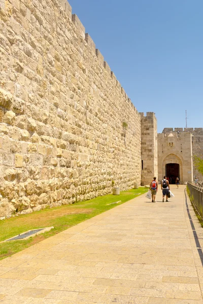 The ancient city walls and towers in the old Jerusalem — Stock Photo, Image