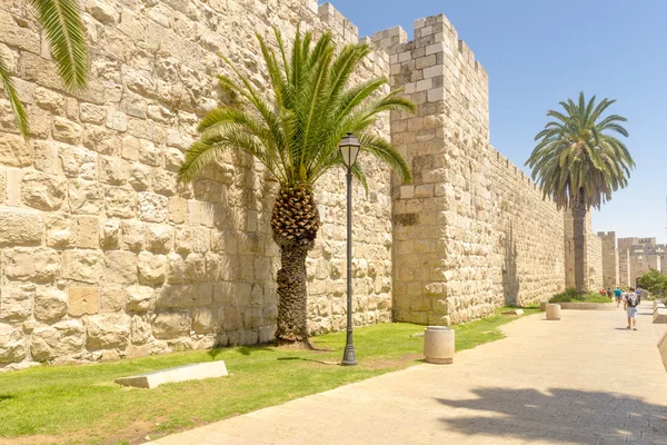 The ancient city walls and towers in the old Jerusalem — Stock Photo, Image