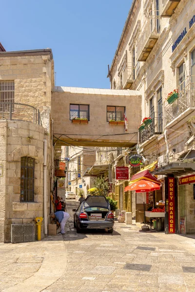 Calles estrechas de la antigua Jerusalén. Casas de piedra y arcos — Foto de Stock