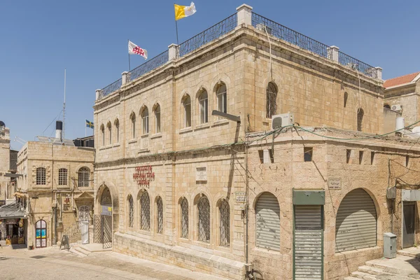 Calles estrechas de la antigua Jerusalén. Casas de piedra y arcos — Foto de Stock