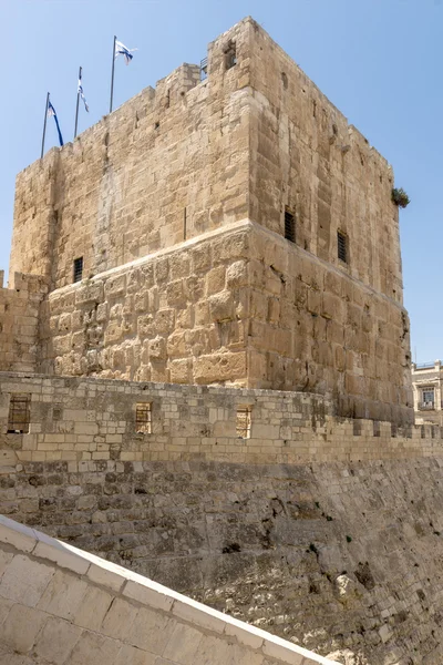Las antiguas murallas y torres de la ciudad en la antigua Jerusalén — Foto de Stock