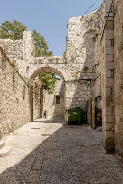 Calles estrechas de la antigua Jerusalén. Casas de piedra y arcos — Foto de Stock