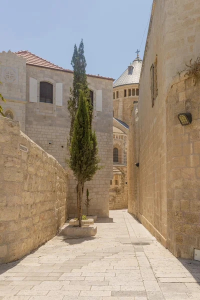 Smalle gader i det gamle Jerusalem. Stenhuse og buer - Stock-foto