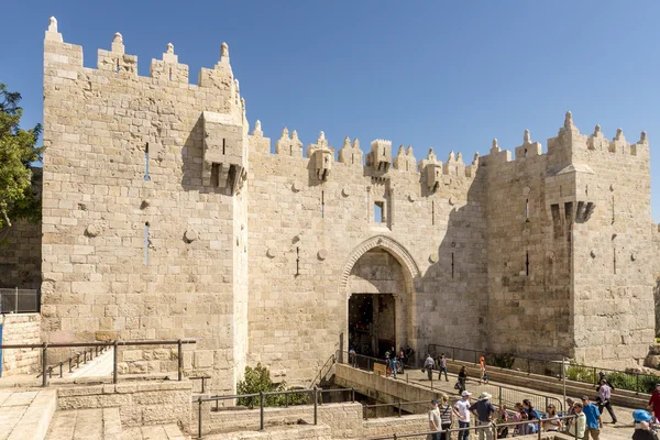 Las antiguas murallas y torres de la ciudad en la antigua Jerusalén — Foto de Stock