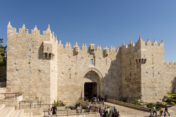 Древние городские стены и башни в старом Иерусалиме
