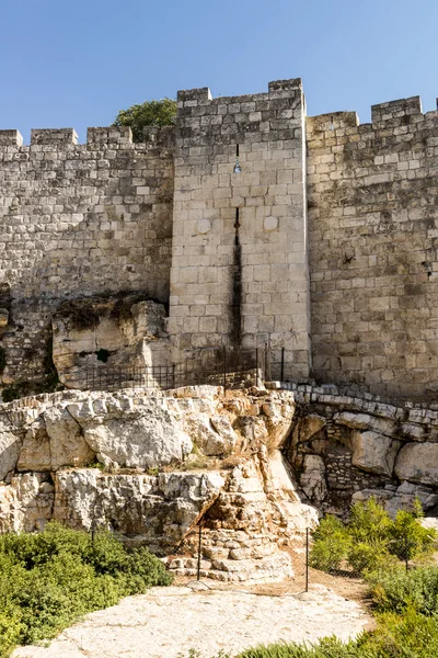 Las antiguas murallas y torres de la ciudad en la antigua Jerusalén — Foto de Stock