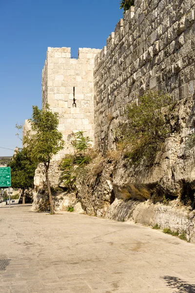 Las antiguas murallas y torres de la ciudad en la antigua Jerusalén — Foto de Stock