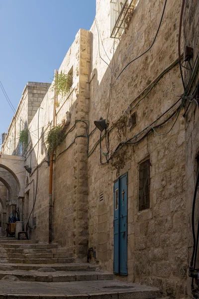 Úzké uličky starého Jeruzaléma. Kamenné domy a oblouky — Stock fotografie