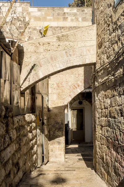 Enge Gassen des alten jerusalem. Steinhäuser und Bögen — Stockfoto