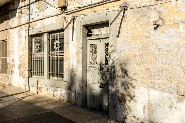 Enge Gassen des alten jerusalem. Steinhäuser und Bögen — Stockfoto