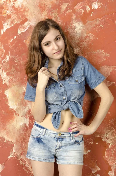 Веселая девушка-подросток в джинсовых шортах — стоковое фото