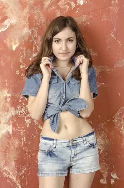 Fröhliches junges Teenie-Mädchen in Jeanshosen — Stockfoto