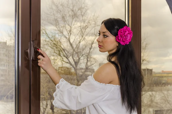 Ablakban egy lenvászon ing hosszú hajú lány — Stock Fotó