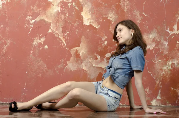 Vrolijke jonge tiener meisje in denim shorts — Stockfoto