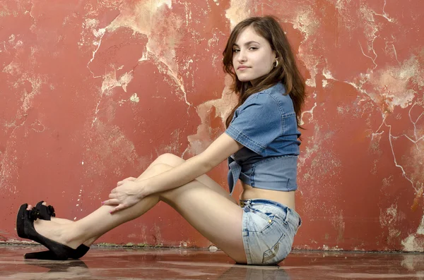 Jovem alegre menina adolescente em shorts jeans — Fotografia de Stock