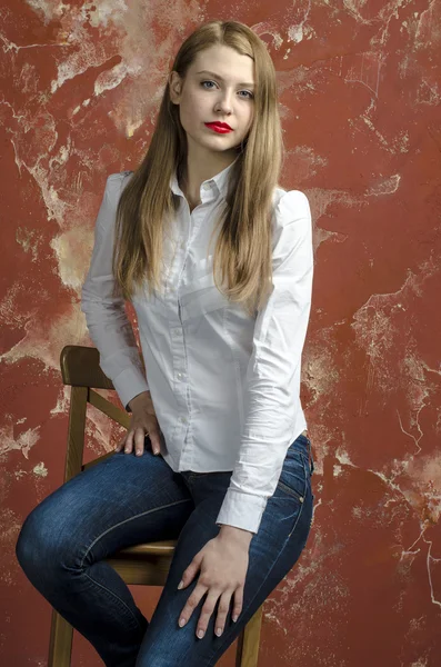 영 슬림 셔츠와 청바지에 머리 긴 다리와 아름 다운 젊은 금발 여자 — 스톡 사진