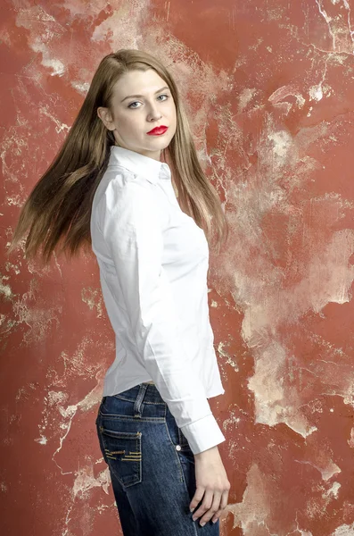 Giovane magra bella giovane donna bionda con gambe lunghe e capelli in camicia e jeans — Foto Stock