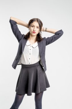 ince esmer kız bir iş takım elbise soyunma kaldırır