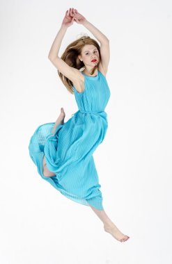 Uzun yaz elbise dans uzun saçlı bir ince kız