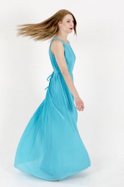 Uzun yaz elbise dans uzun saçlı bir ince kız