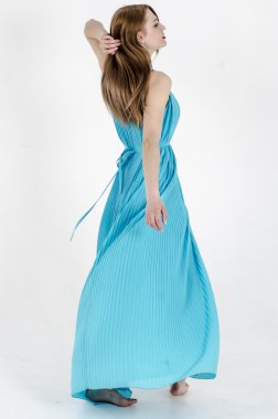 Uzun yaz elbise dans uzun saçlı bir ince kız