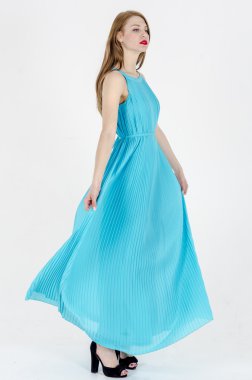 Uzun yaz elbise dans uzun saçlı bir ince kız