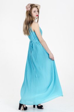 Uzun yaz elbise dans uzun saçlı bir ince kız