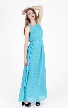 Uzun yaz elbise dans uzun saçlı bir ince kız