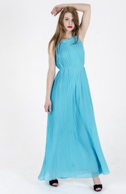 Uzun yaz elbise dans uzun saçlı bir ince kız