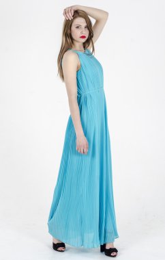 Uzun yaz elbise dans uzun saçlı bir ince kız