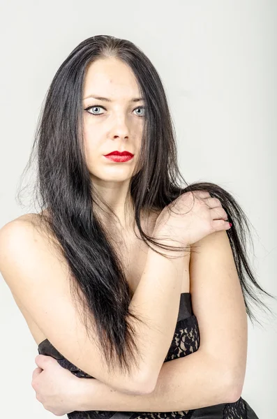 Porträt eines schönen brünetten Mädchens mit langen Haaren und Make-up — Stockfoto