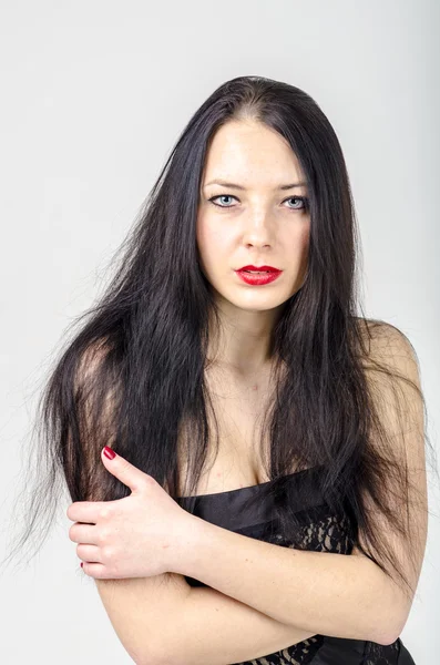 Portret piękna brunetka dziewczyna długie włosy i makijaż — Zdjęcie stockowe