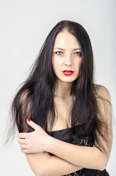 Porträt eines schönen brünetten Mädchens mit langen Haaren und Make-up — Stockfoto