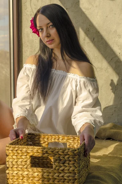 Ablakban egy lenvászon ing hosszú hajú lány — Stock Fotó