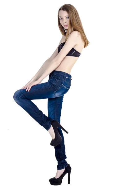 Schlanke blonde Mädchen in Jeans und BH — Stockfoto
