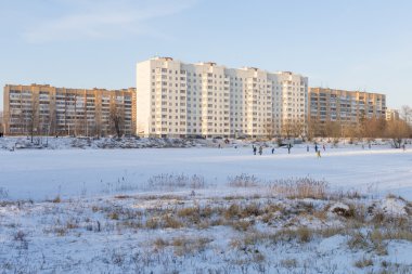modern Rus şehri kış havuz kıyısında