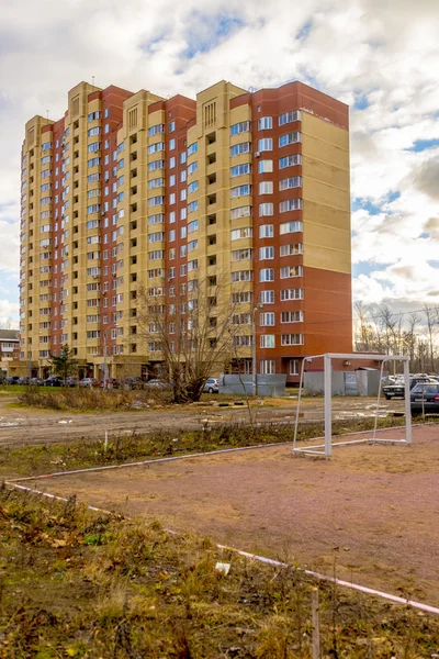 Moderna città russa sulla riva di uno stagno in inverno — Foto Stock