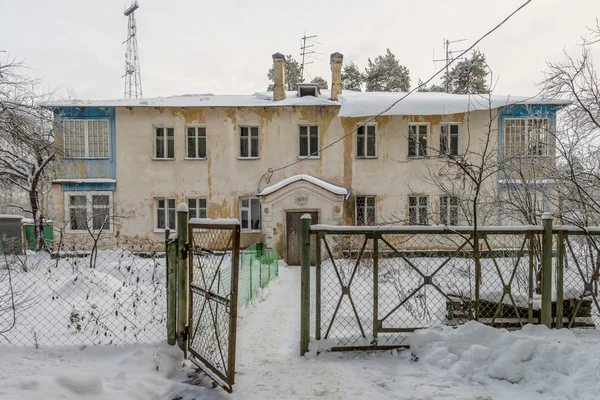 Antigua casa en el invierno ruso —  Fotos de Stock