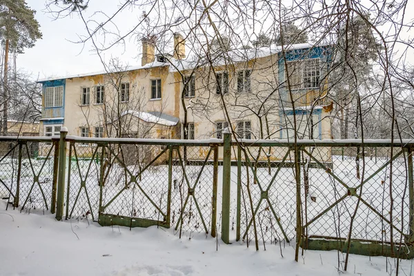 Oud huis in de Russische winter — Stockfoto