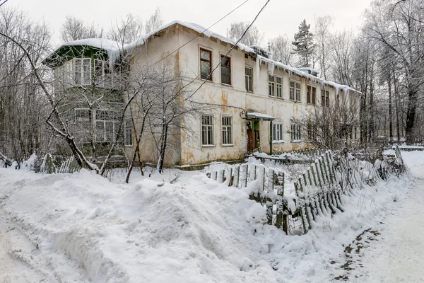 Altes Haus im russischen Winter — Stockfoto