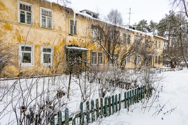 Antigua casa en el invierno ruso —  Fotos de Stock