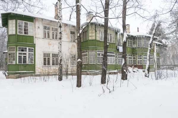 Rus kışın eski ev — Stok fotoğraf