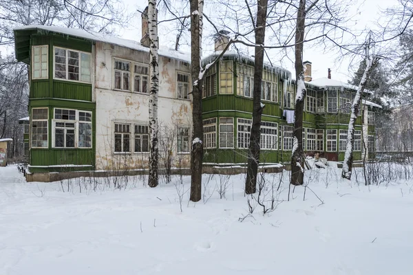 Antigua casa en el invierno ruso —  Fotos de Stock