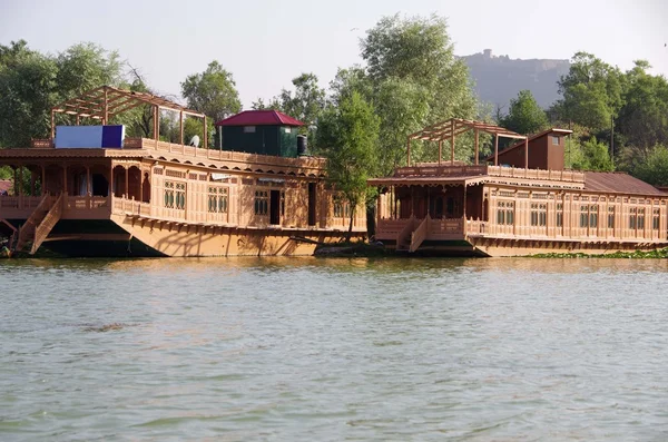 Casas flotantes en Srinagar en Cachemira, India — Foto de Stock