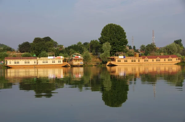 Casas flotantes en Srinagar en Cachemira, India — Foto de Stock