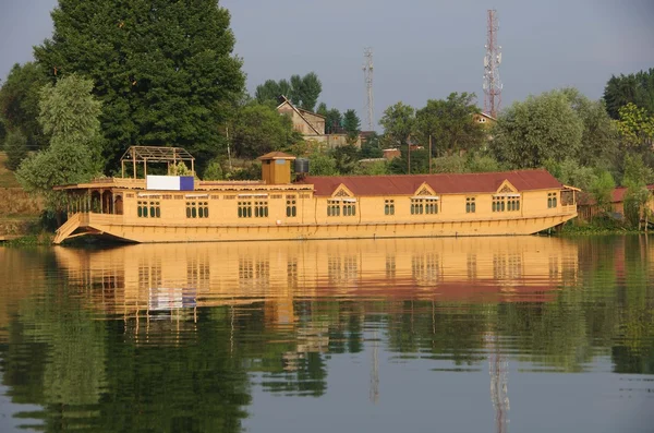Casa flotante en Srinagar en Cachemira, India — Foto de Stock