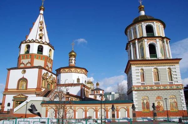 ロシアのシベリアにあるイルクーツクの冬のエピファニー大聖堂 — ストック写真