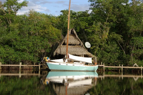 Cabaña y barco en Guatemala — Foto de Stock