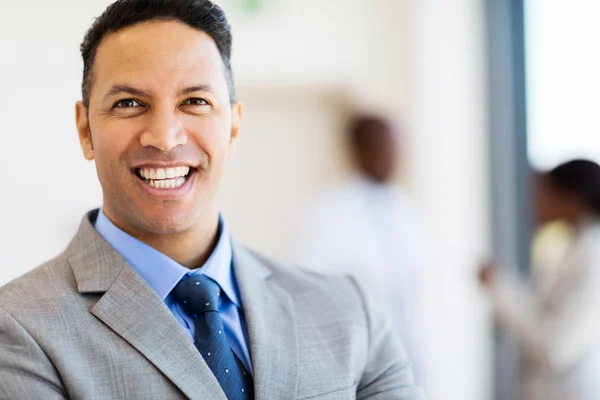 Homme d'affaires dans un bureau moderne — Photo